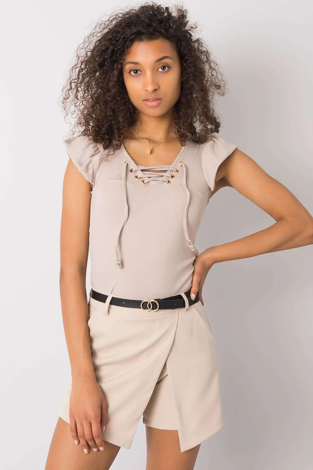 Chemisier Italie Moda en maille côtelée, col V lacé doré, manches courtes volantées, couleur rose poudré, coupe ajustée, féminin élégant, versatile femme