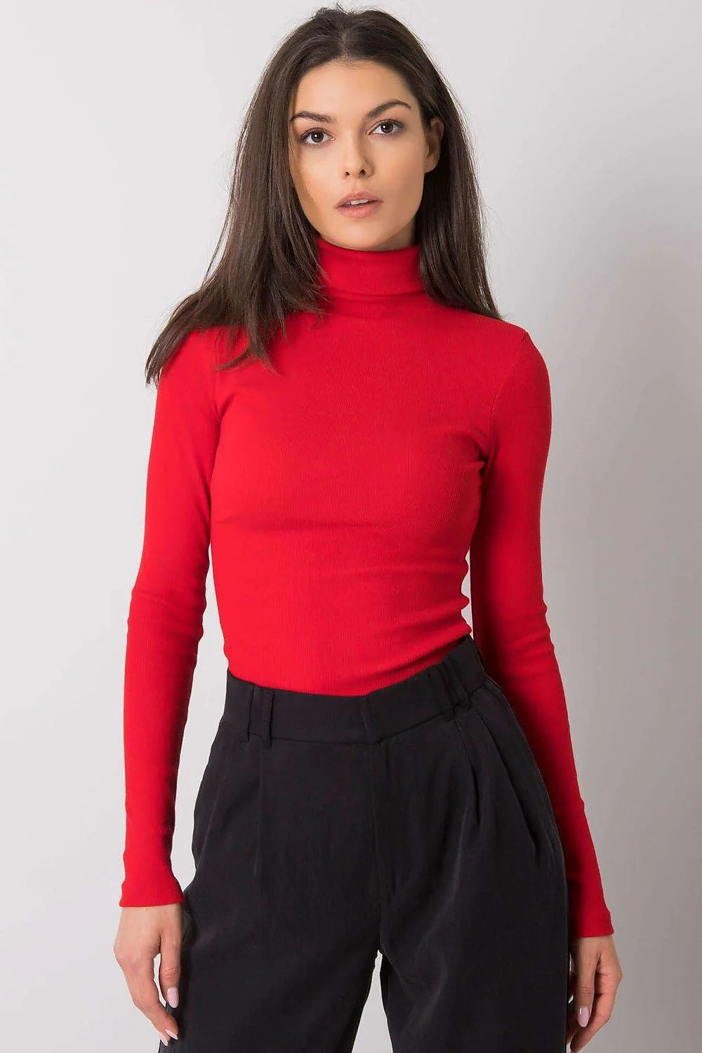 Haut à col roulé élégant pour femme en maille fine, couleur rouge audacieuse, coupe ajustée, manches longues, fabrication de qualité, idéal pour tenues sophistiquées