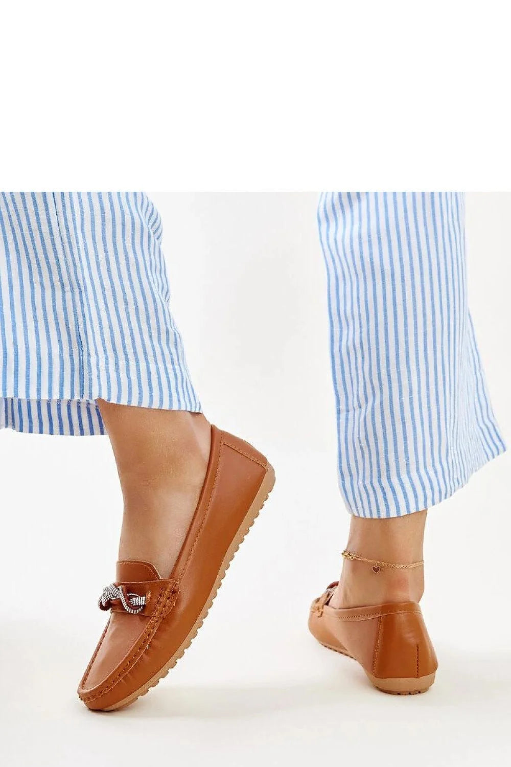 mocassins femme Adiba Solea cuir marron bout rond surpiqûres apparentes chaîne tressée argentée semelle crantée caoutchouc antidérapante confortable