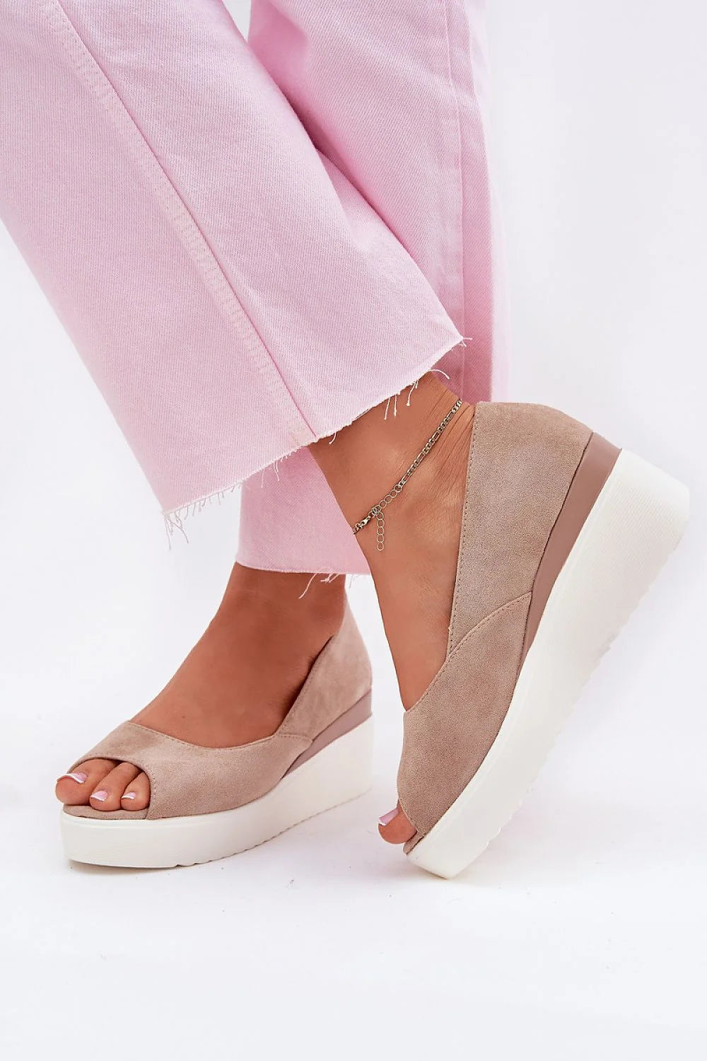 sandales femme compensées élégantes modernisées ouvertes peeptoe suédé synthétique écologique beige taupe plateforme blanche semelle rembourrée maintien cheville chaîne confortable