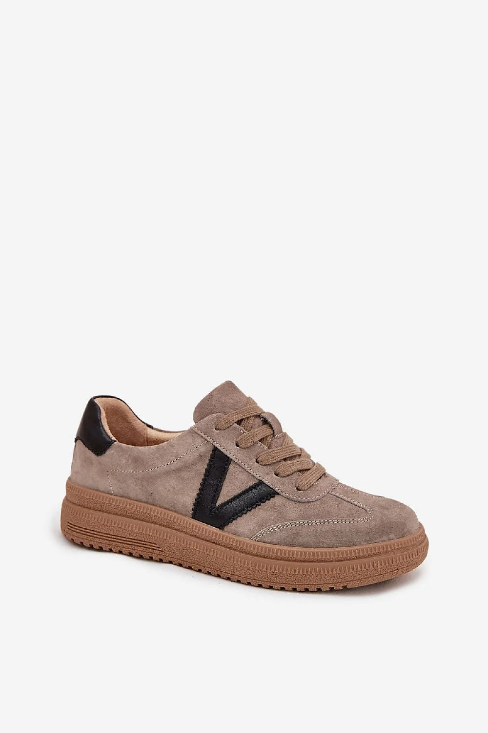 baskets femme compensées suède taupe plateforme épaisse caoutchouc gum lacets assortis empiècement noir V coutures apparentes col rembourré maintien confortable