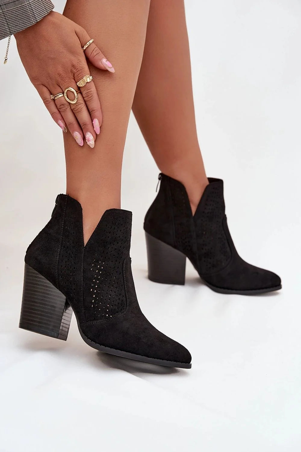 bottines femme suédine écologique noires cheville pointues talon colonne épaisses découpes ajourées fermeture éclair arrière western semelle résistante