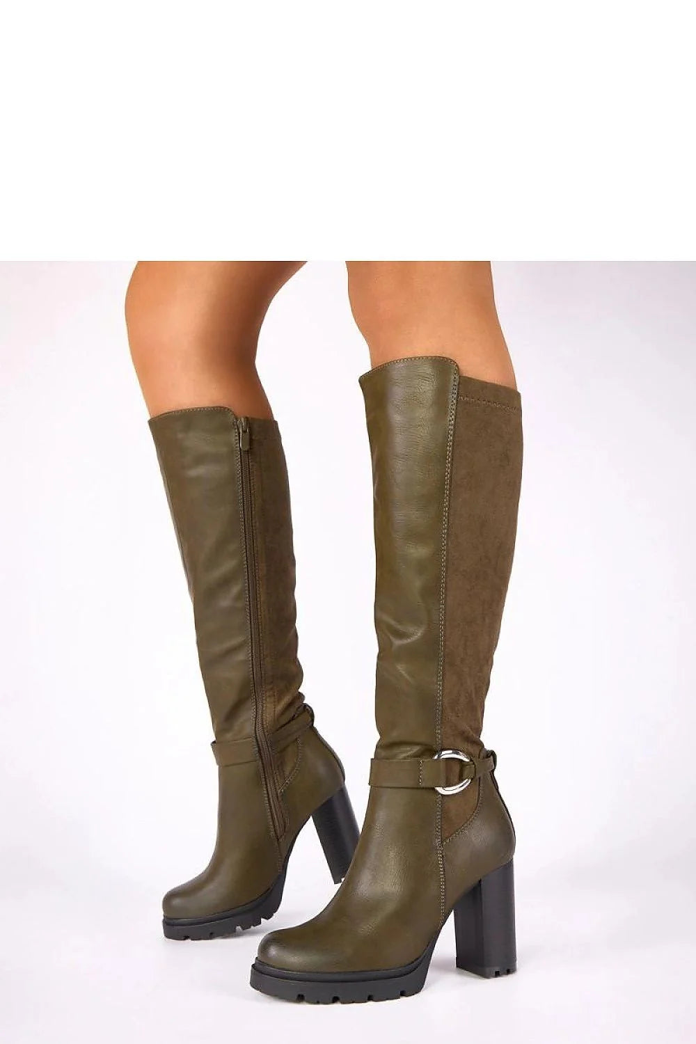 bottes vertes talon carré hautes genou cuir synthétique boucle métallique décorative semelle crantée plateforme bout rond zippée latérale élégantes confortables