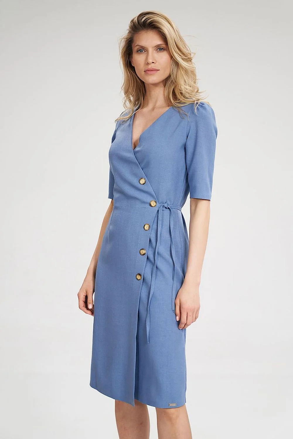 robe midi bleu doux portefeuille tissu léger lin coton coupe ajustée encolure V manches courtes volants ceinture nouée boutons décoratifs