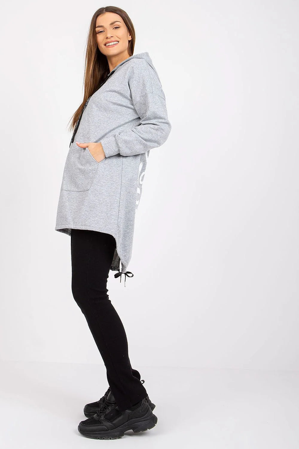 Sweatshirt à capuche noir long style décontracté pour femmes avec jeans bleu clair et sandales noires talons hauts mode casual