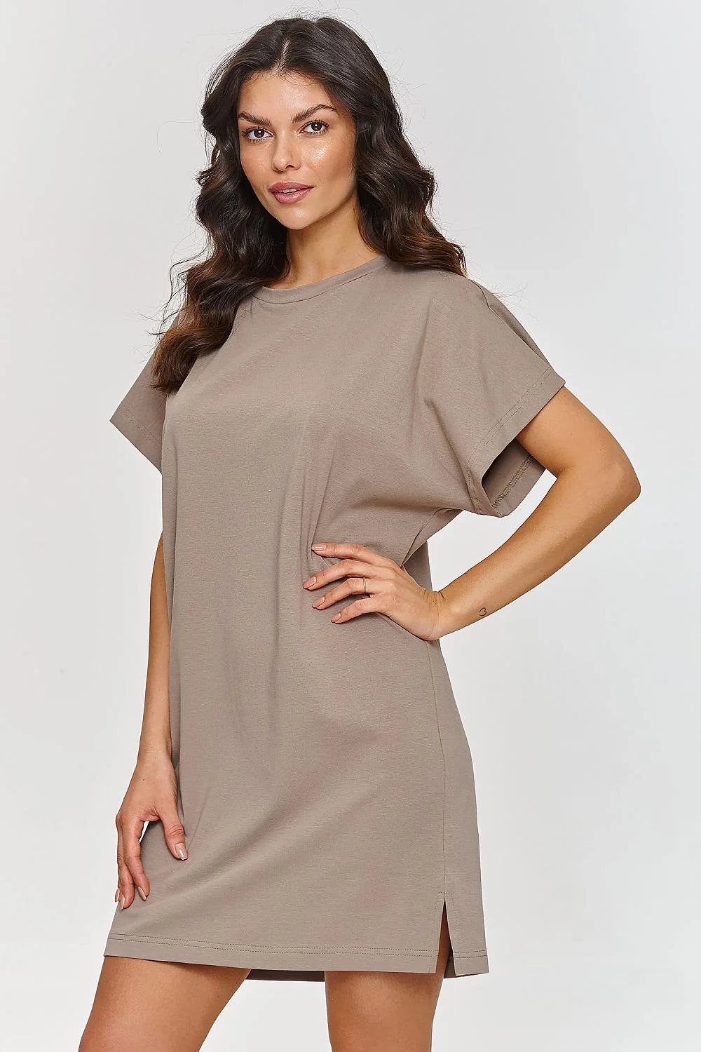 Robe décontractée Makadamia en coton de haute qualité coupe droite ample taupe doux manches courtes évasées encolure ronde ourlet fentes latérales