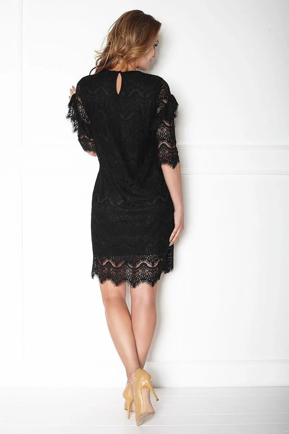 robe soirée élégante mini dentelle noire ajustée femme sophistiquée glamour doublure opaque manches troisquarts volants festonnés motif floral