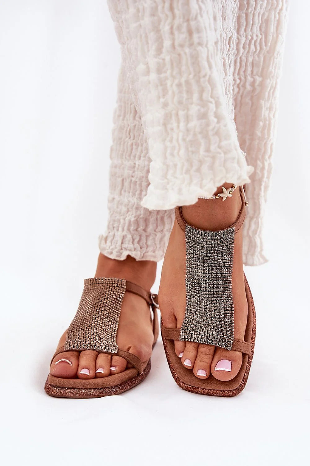 Sandales plates femmes style élégant strass cuir écol friendly semelle intérieure confortable occasion spéciale soirées été tendance mode
