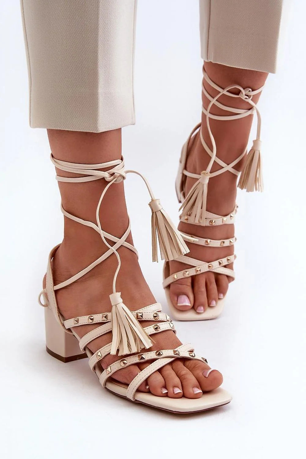 Sandales à talons block beige clair cuir artificiel clous dorés pompons femmes élégance été 2023