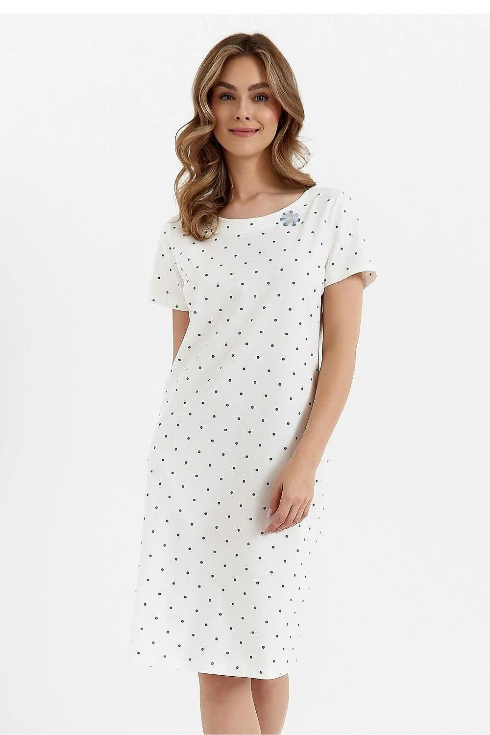 Chemise de nuit féminine en coton 95% elasthanne 5% manches courtes motif pois noirs et floral bleu épaule gauche coupe droite tour de hanche genoux occasionnels nocturne