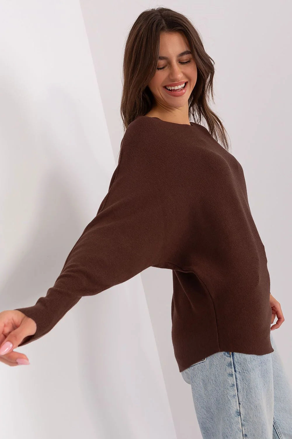 Pull-over marron pour femme style minimaliste coupe ample manches longues encolure ronde matière douce maille stretch