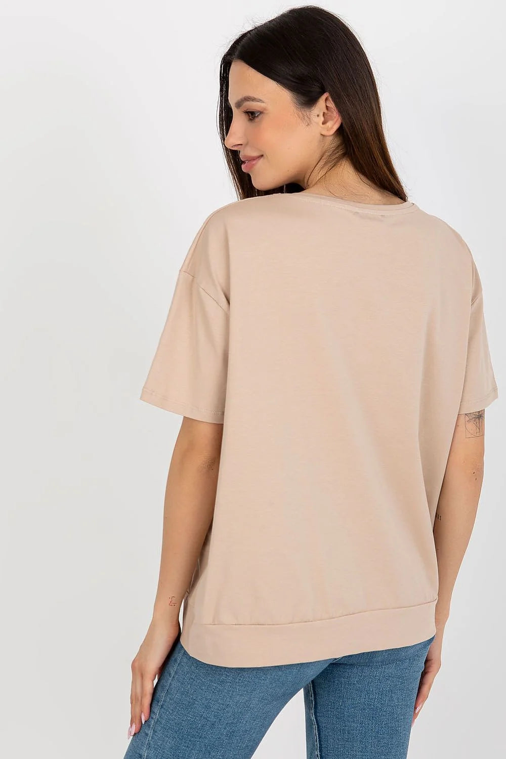 T-shirt femme style décontracté moderne coupe ample manches courtes larges col rond matériau coton élasthanne couleur beige clair détail patch triangle