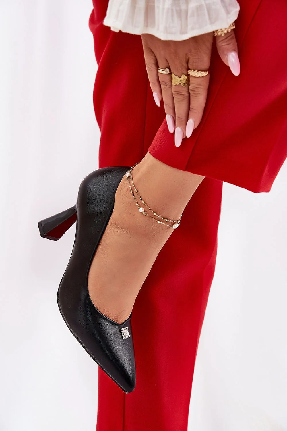 escarpins femme stiletto pointu ecocuir noir lisse mi haut talon bloc facetté laqué ornement carré strass slipon confortable