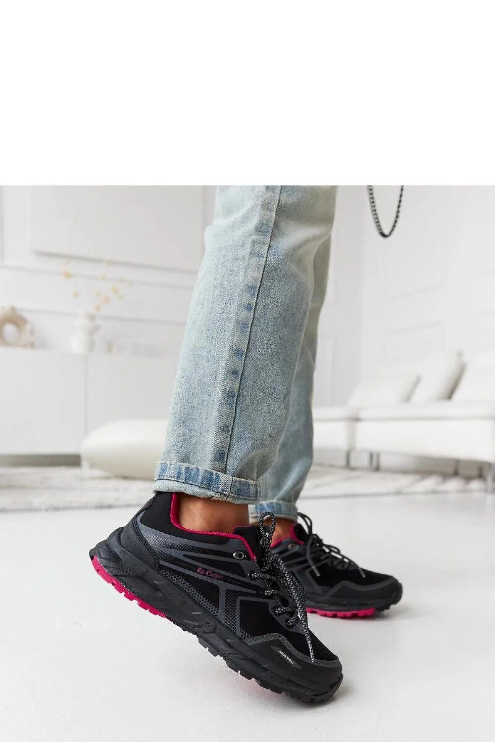 Sneakers femme modernes sportives noires avec accents gris et rose vif, confortable, semelle caoutchouc, respirante, tendance, occasion quotidienne, activité physique, style urbain