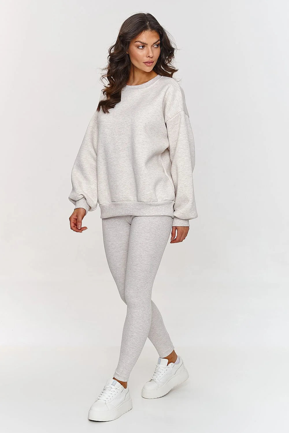 Ensemble de survêtement pour femme Makadamia en coton gris clair, sweatshirt ample et leggings ajustés, style moderne et confortable