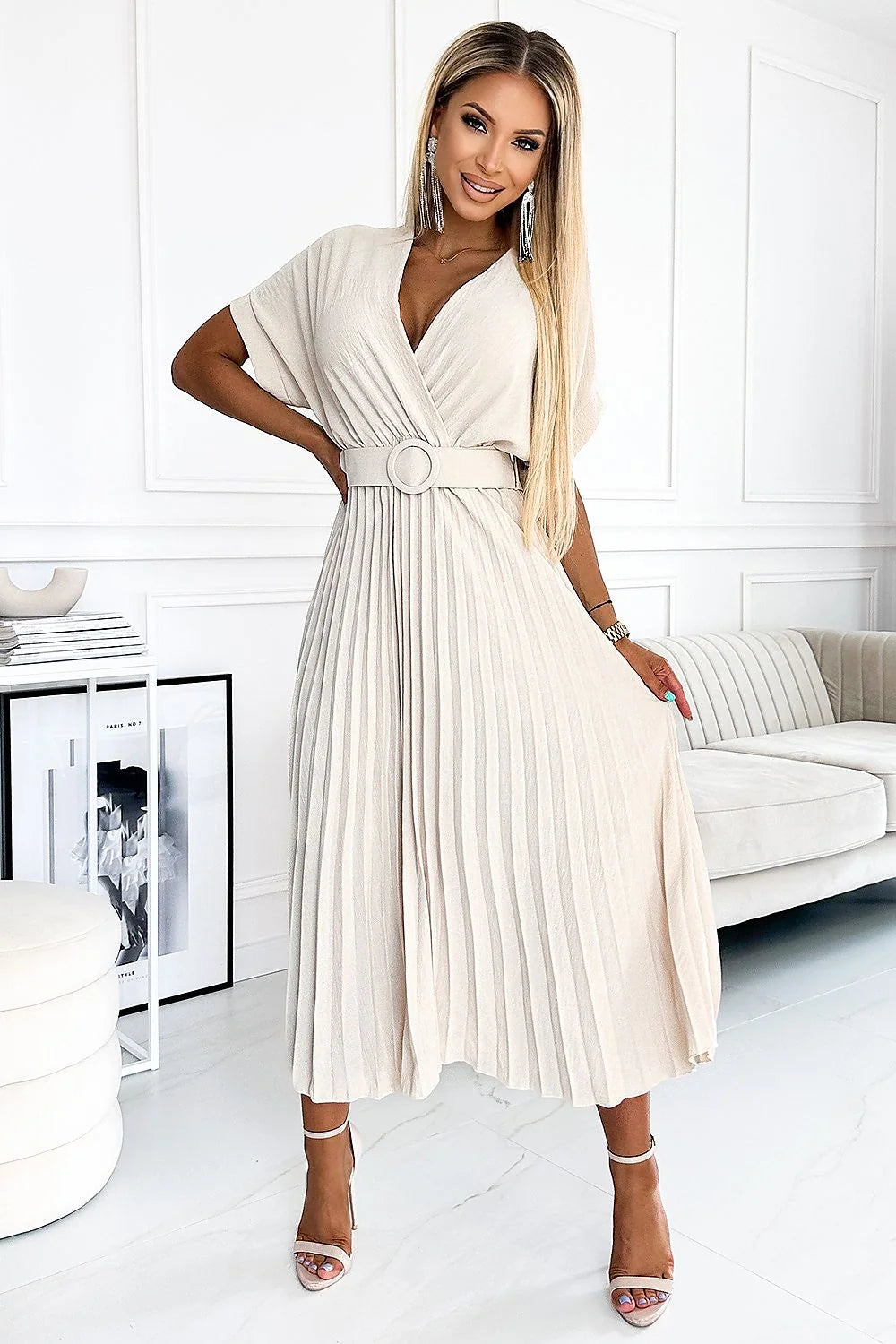 robe cocktail plissée midi portefeuille beige crêpe cintrée évasée col V profond manches kimono ceinture boucle
