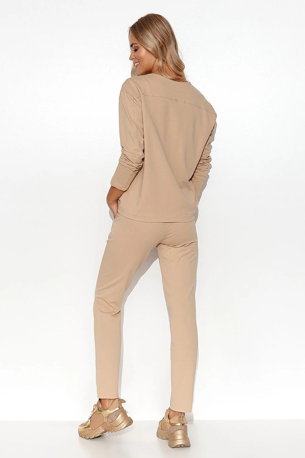 Ensemble Makadamia pour femme, chemisier V-neck longues manches, pantalon droit, logo M, couleurs neutres, style business chic, matière haute qualité, polyvalent