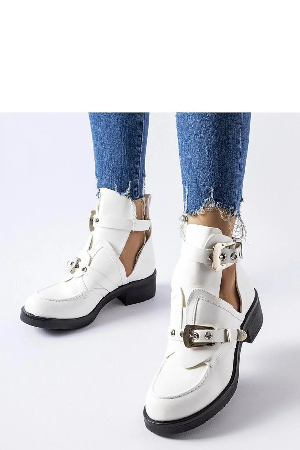 Bottines pour femmes blanches cuir synthétique haute découpes latérales boucle métallique talonnettes élevées moderne audacieux