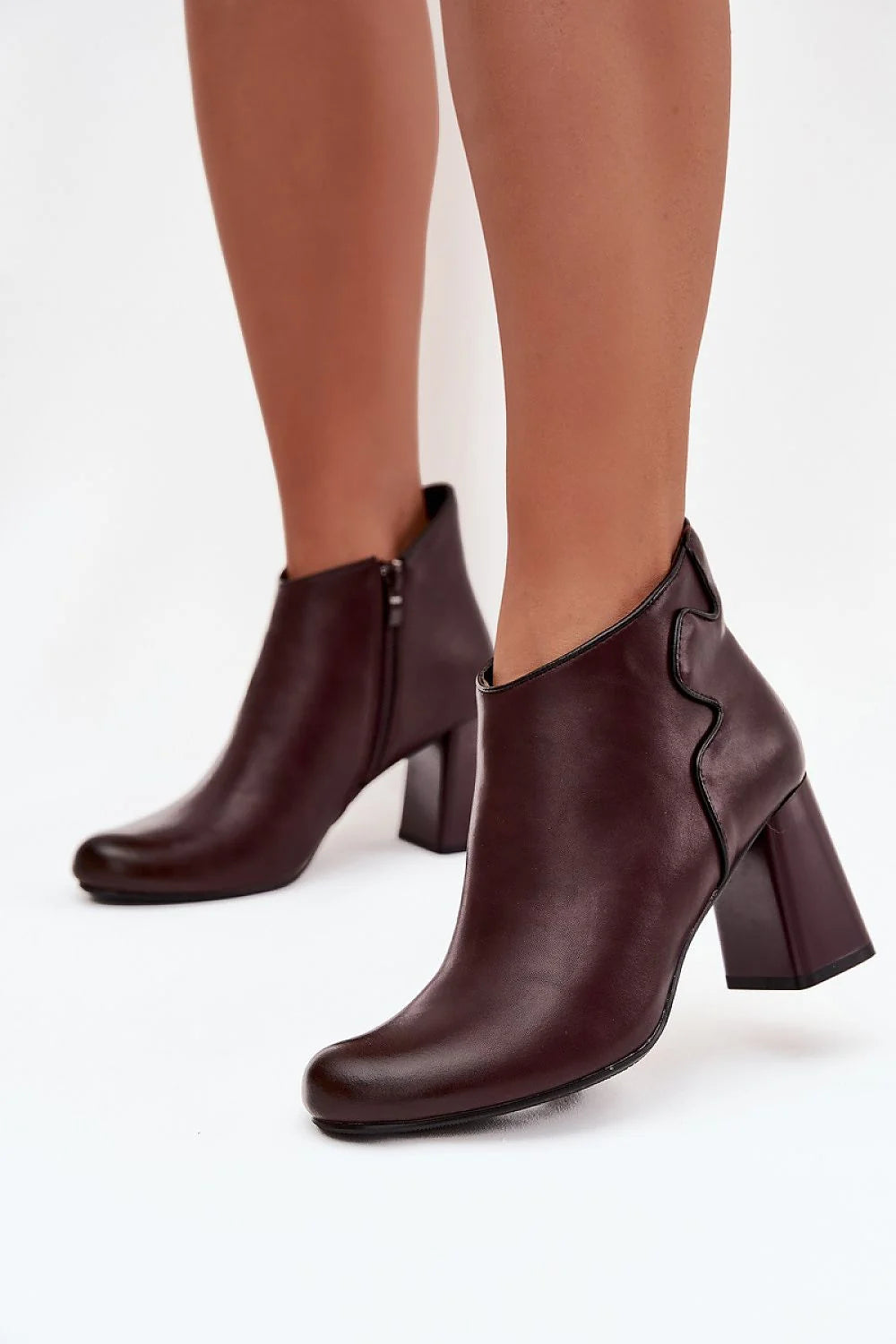 bottines femme cuir naturel bordeaux foncé lisse bout arrondi tige légèrement échancrée surpiqûre latérale talon bloc 8cm zip semelle antidérapante