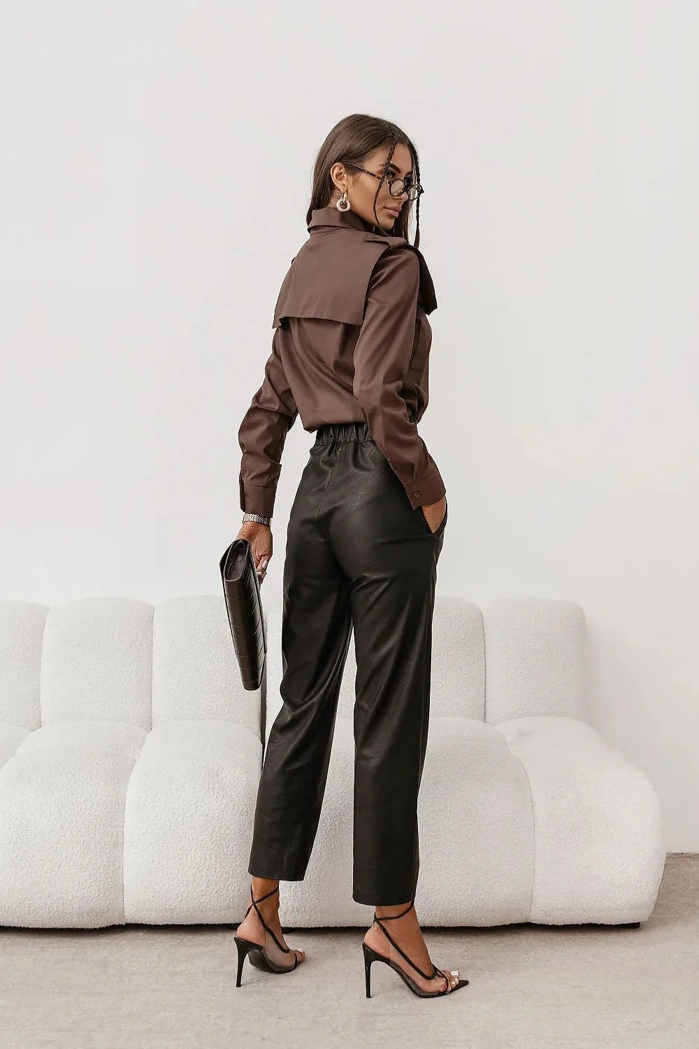 chemise femme marron chocolat lavallière nouée manches longues épaulettes coupe droite tissu fluide poignets boutonnés pochette rectangulaire similicuir embossé croco