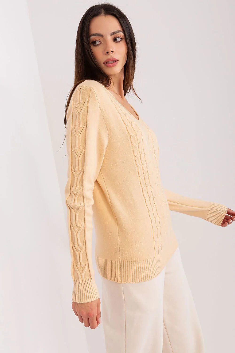 chandail femme beige clair torsadé maille douce confortable colV mancheslongues coupeajustée côtelé ourlet poignets tricot cotonacrylique automne hiver polyvalent élégant