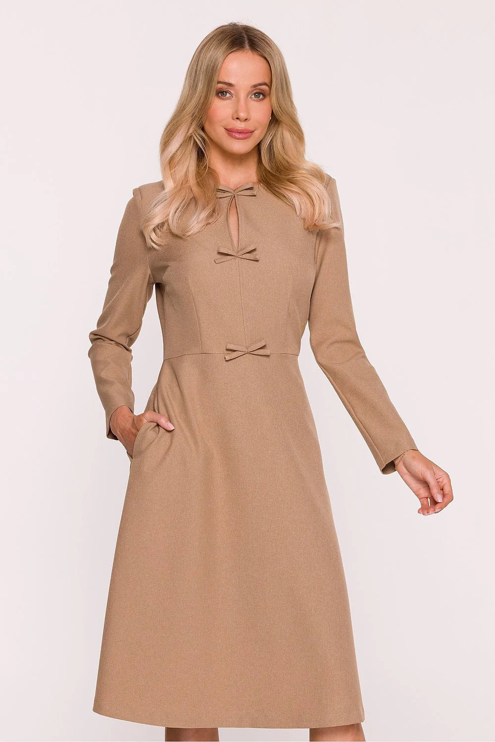 robe trapèze lisse mélangé décolleté rond fente délicate manches longues poches dissimulées nœuds décoratifs centre devant coupe ample longueur courte