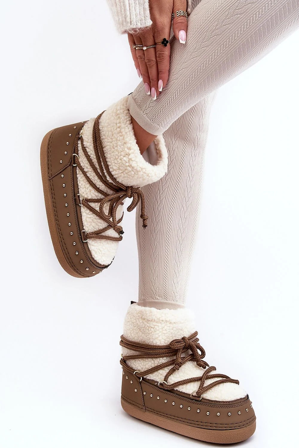 Bottes de neige pour femmes style moderne confortable fourrure intérieure cuir synthétique marron blanc cassé occasion automne hiver
