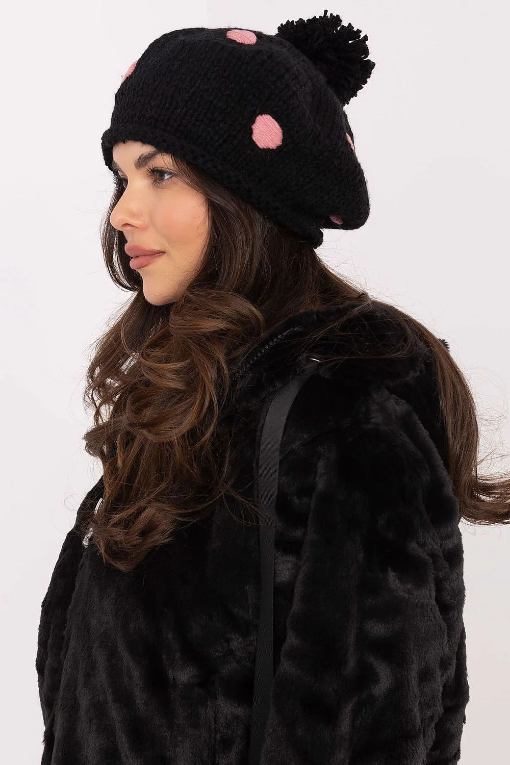 Bonnet d'hiver féminin en tricot laineux moderne avec pois roses pompon discret ajustement élastique femme élégance quotidienne