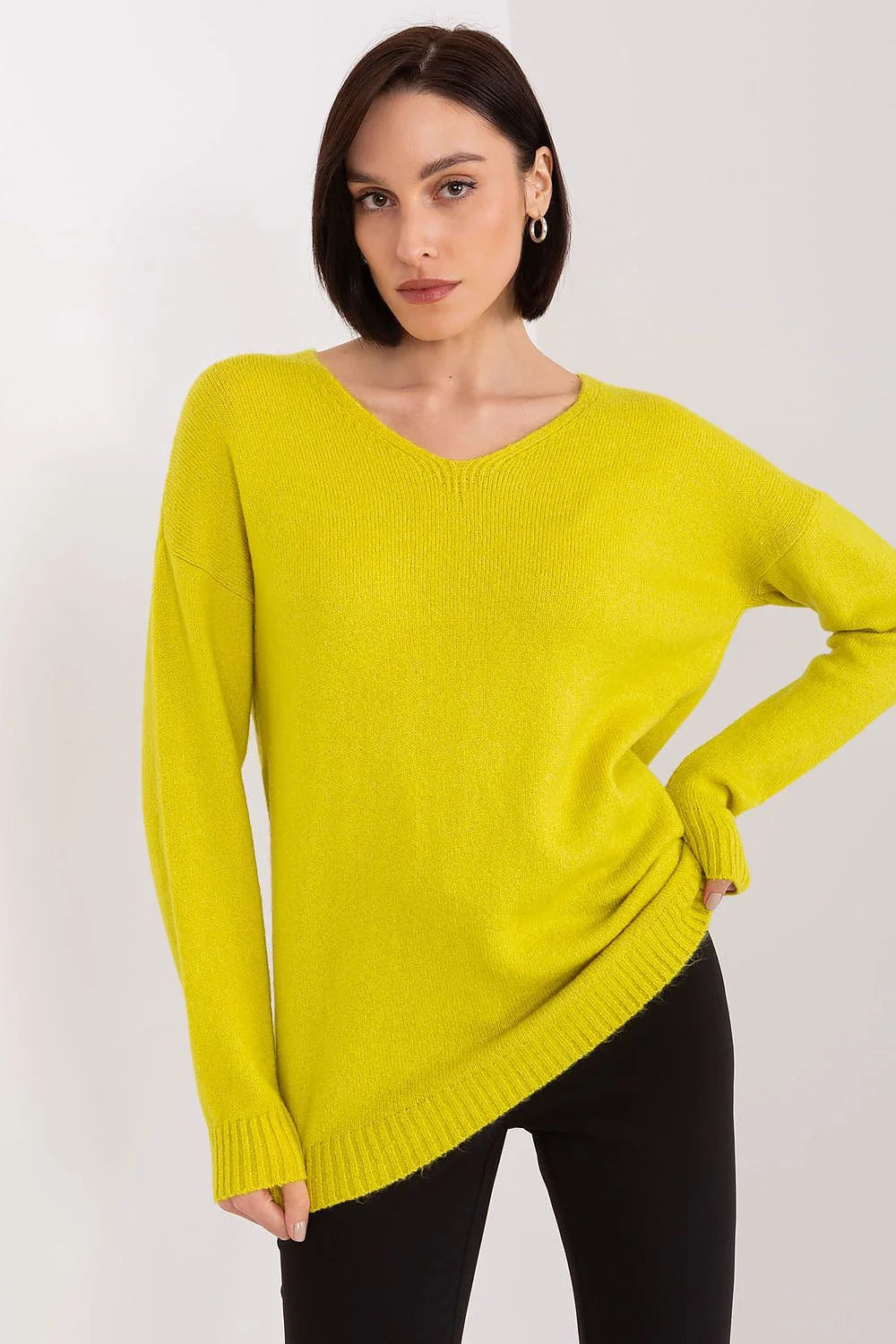 pull femme oversize colV maille fine jaune chartreuse lumineux coupe ample emmanchures tombantes manches longues ourlets côtelés asymétrique longueur couvrante