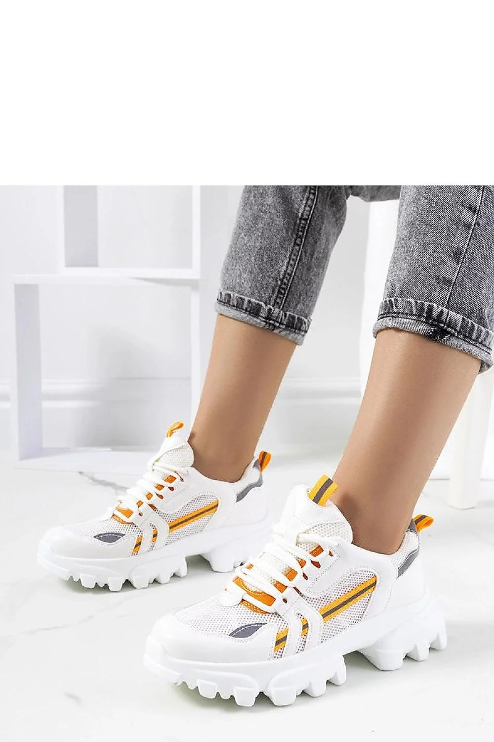 Baskets Solea femmes design moderne sportif semelle compensée haute cuir écologique tige maille lacets blancs