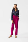 Tenue femme élégante chemise col pointu tissu soie polyester trousers taille haute coupe droite escarpins camel