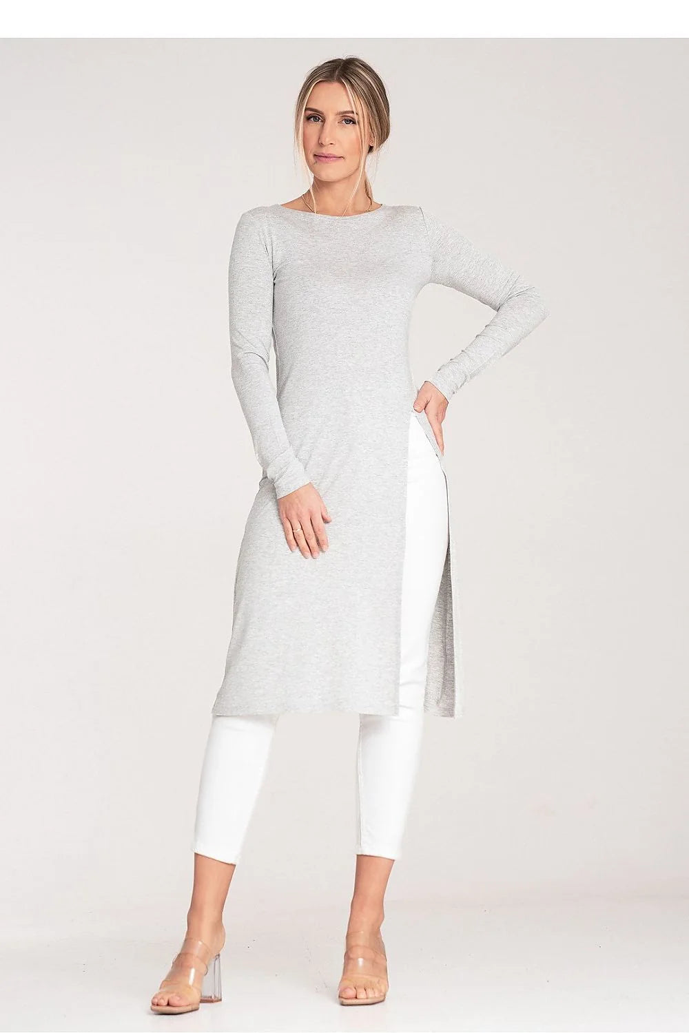 Tunique femme moderne minimaliste longue manches longues encolure ronde slit latéral coton polyester slim sandales transparentes