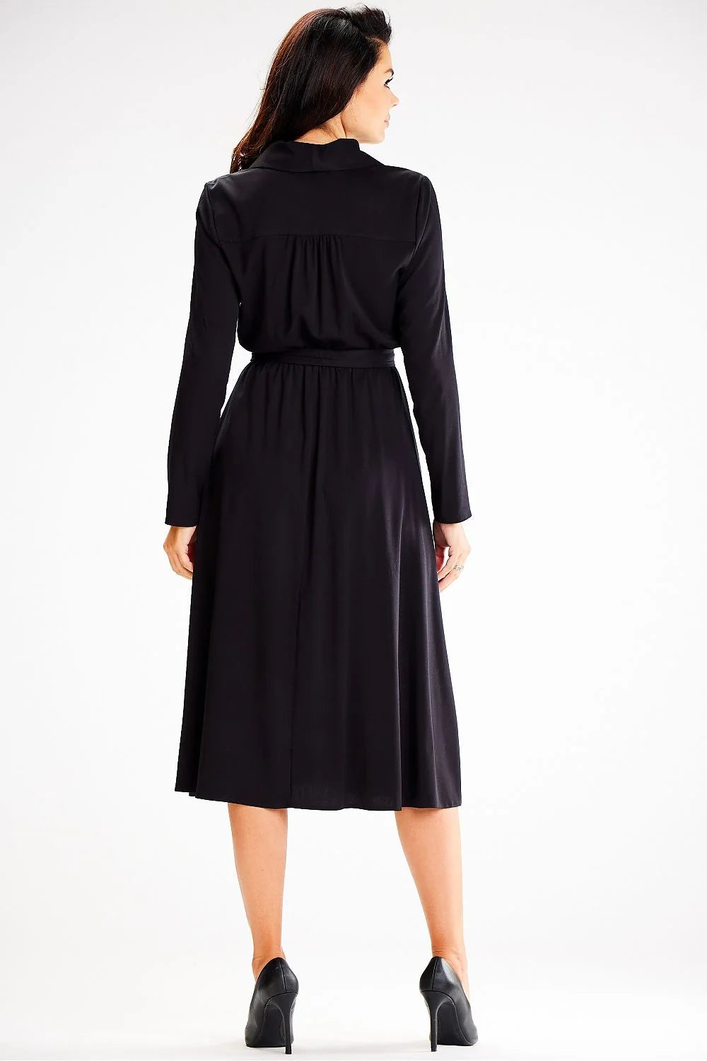 robe portefeuille noire satinée viscose manches longues col châle ceinture intégrée taille ajustée jupe évasée mi mollet soirée élégante sophistiquée