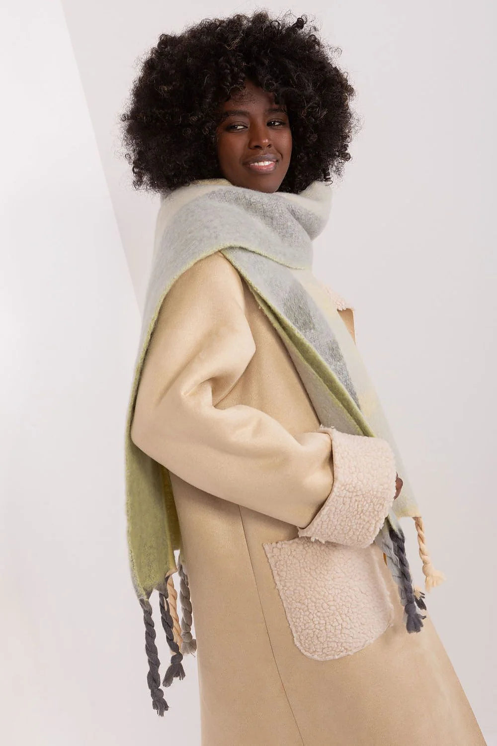 écharpe châle AT longue oversize rectangulaire larges rayures dégradées gris clair vert olive jaune polyester pompons franges maille