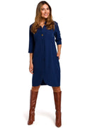 robe élégante bleu marine fluide manches trois quarts col V poches latérales coupe droite légèrement cintrée bouton doré