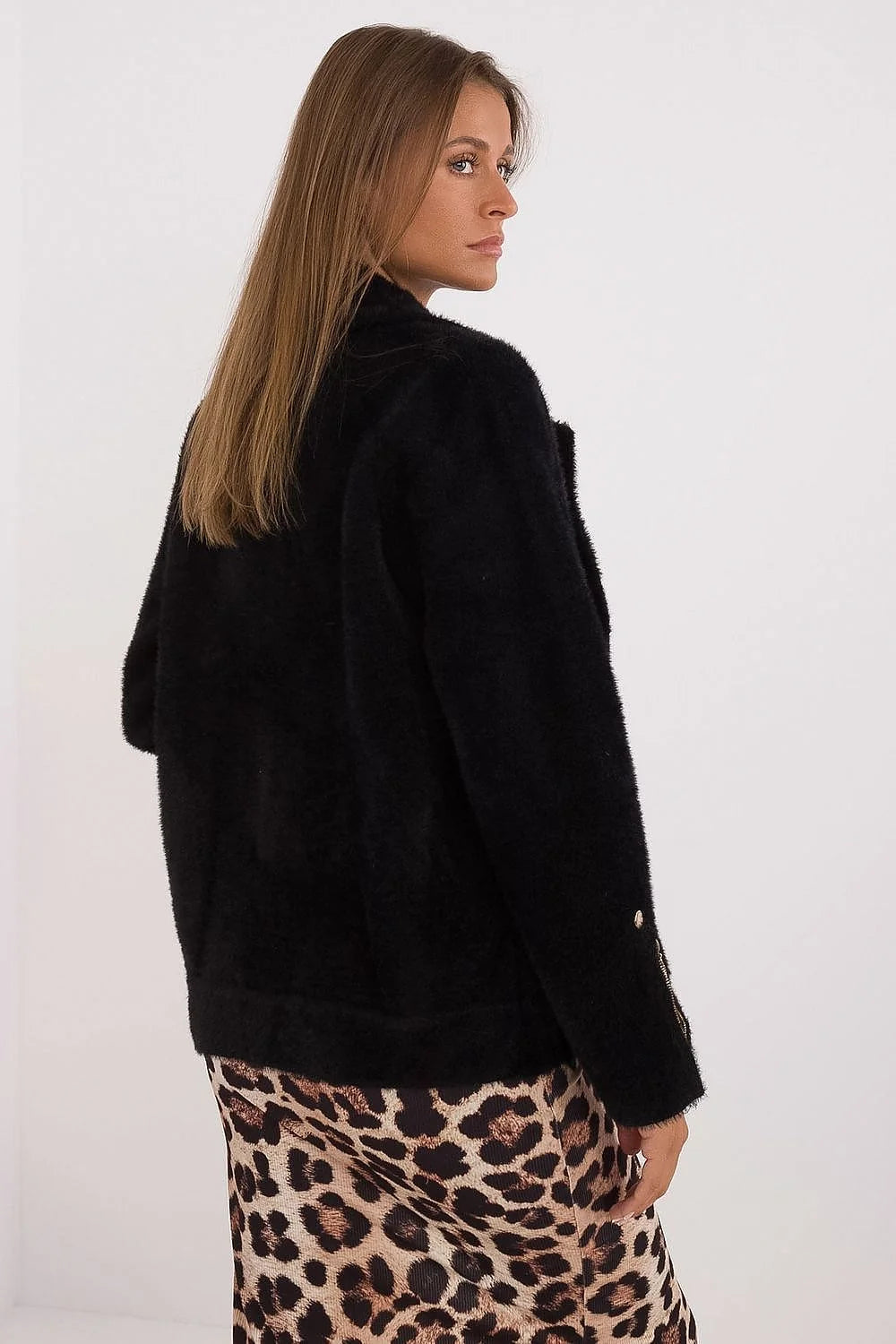 Veste élégante pour femme en laine et viscose, coupe droite, épaules structurées, boutons dorés, longueur midi, couleur noire, confort et style