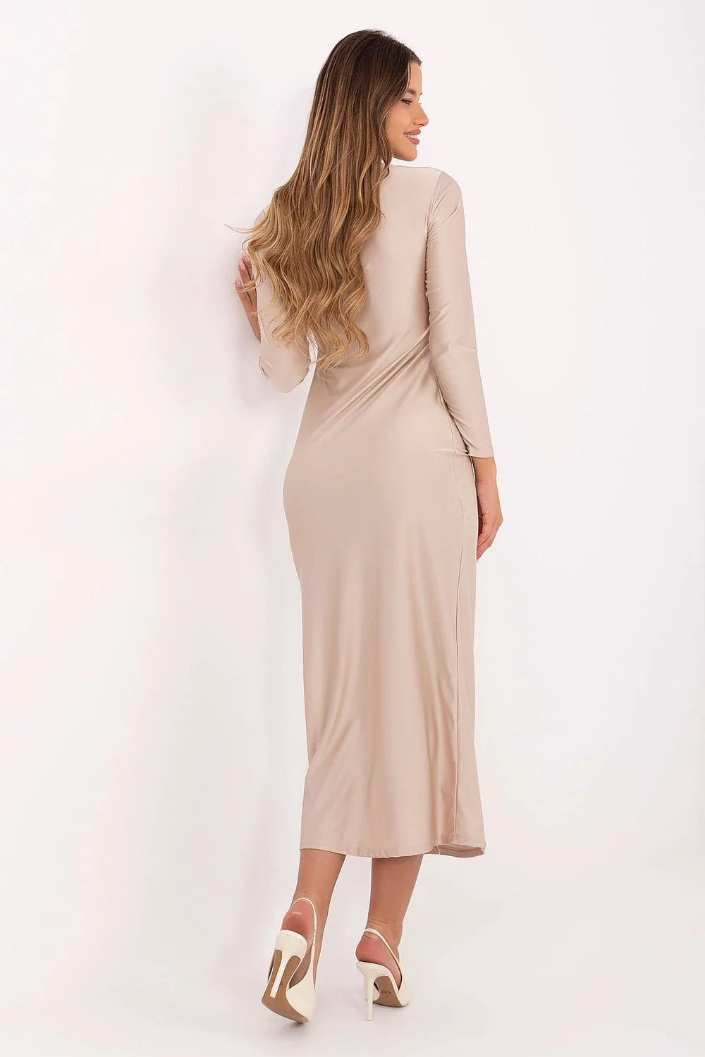 robe midi moulante crayon beige viscose polyester jersey extensible manches longues encolure coeur plissée bijou doré fente cuisse bonnets rembourrés