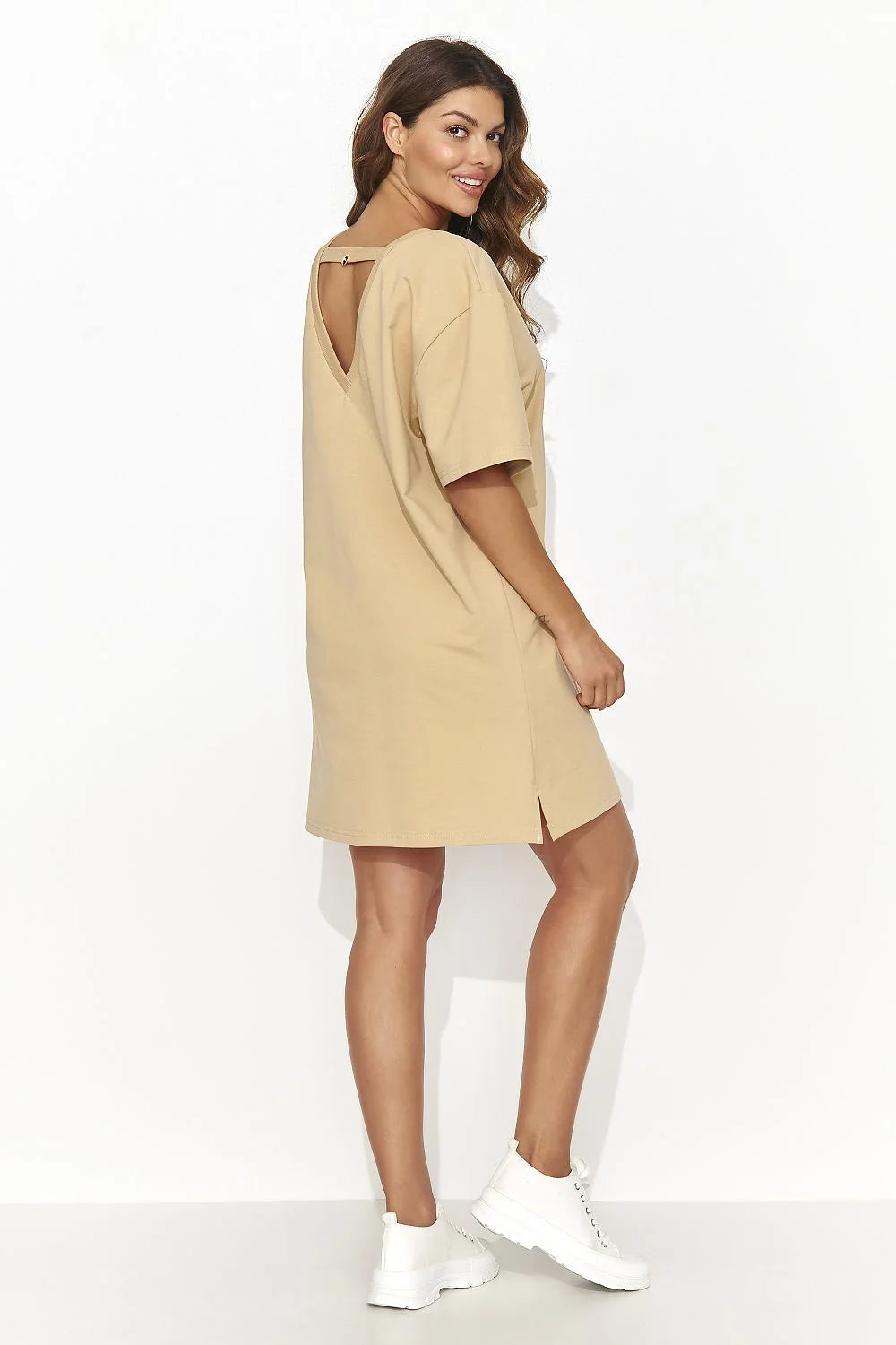 Robe de jour moderne élégante pour femme en beige minimaliste sans manches coupe droite sans poches