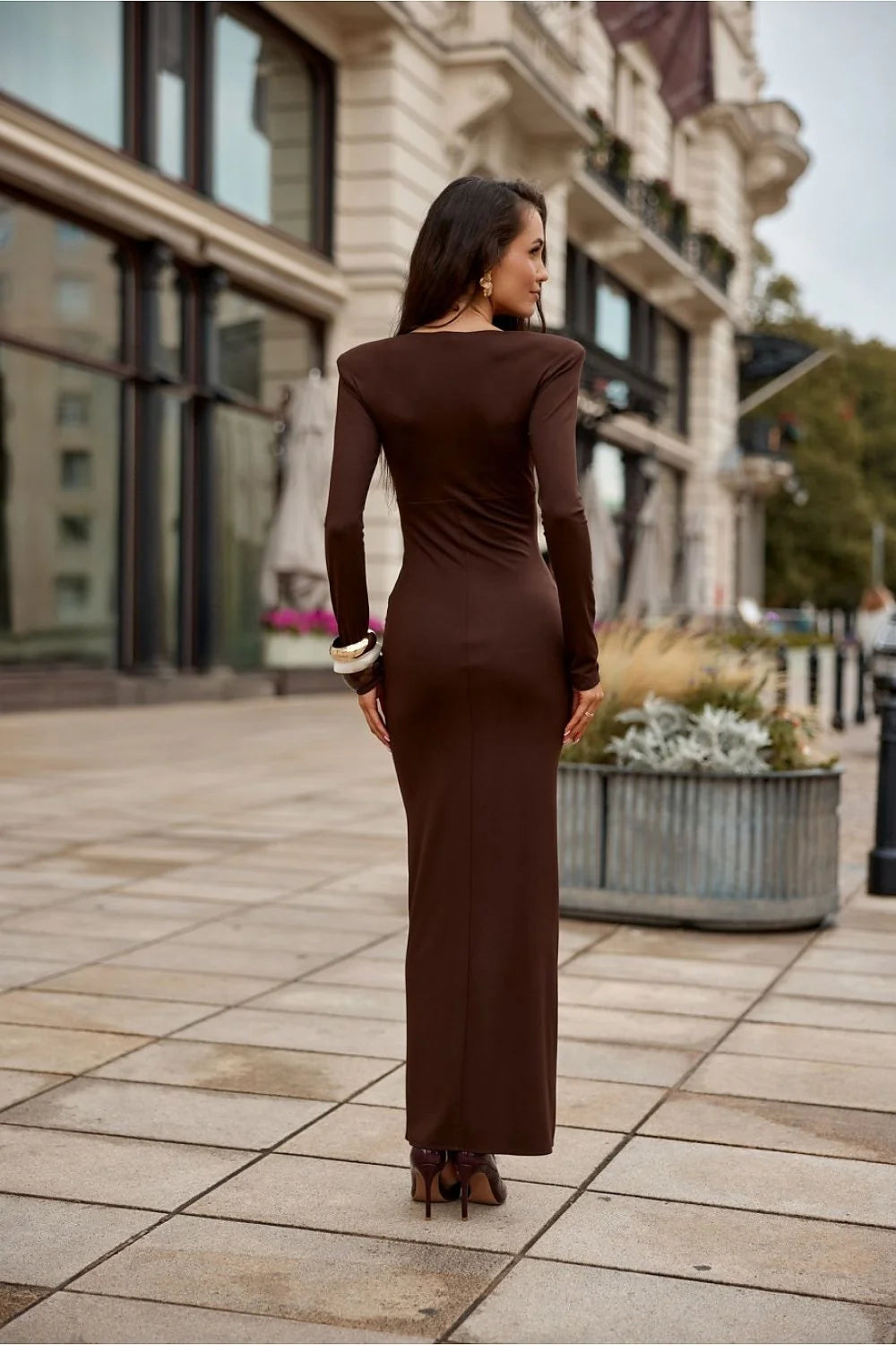 robe midi chocolat coupe féminine encolure V fente frontale sensuelle viscose élasthanne nylon extensible jersey moulante cintrée drapée