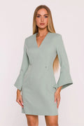 robe courte ajustée vert sauge tissu structuré mat col V graphique manches troisquarts cloche cintrée taille bijou métallique fabriquée Pologne