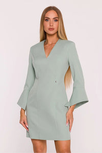 robe courte ajustée vert sauge tissu structuré mat col V graphique manches troisquarts cloche cintrée taille bijou métallique fabriquée Pologne
