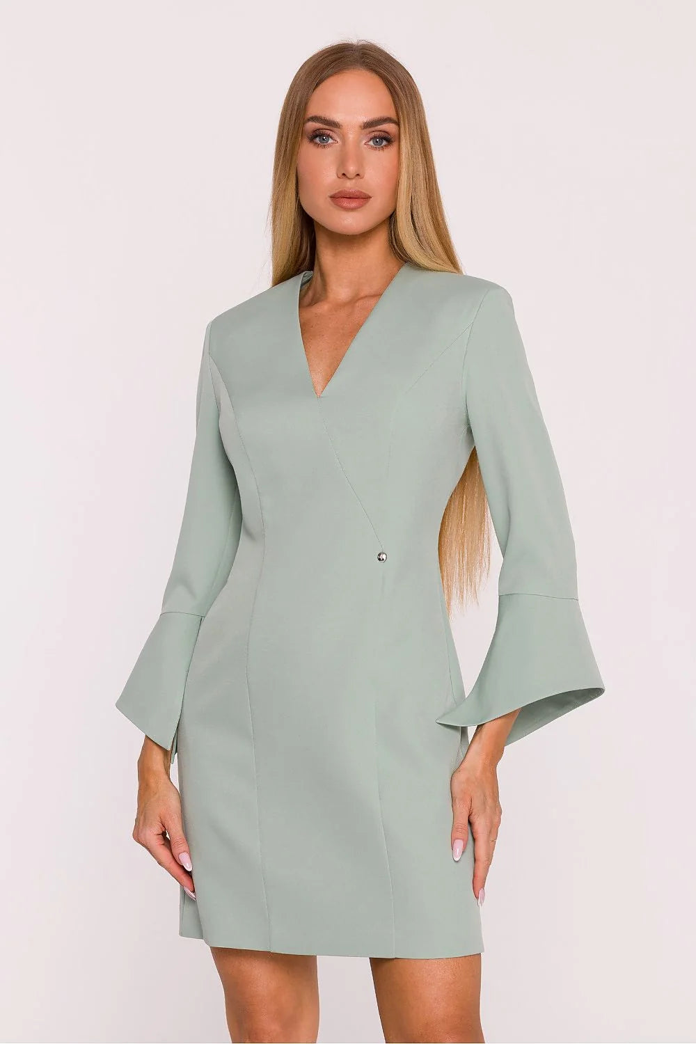 robe courte ajustée vert sauge tissu structuré mat col V graphique manches troisquarts cloche cintrée taille bijou métallique fabriquée Pologne