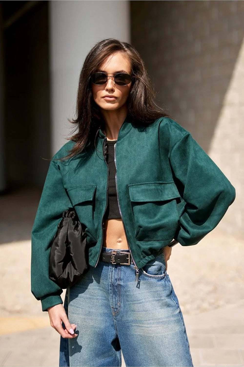 bomber suédine vert forêt profond oversize boxy col montant manches bouffantes base élastiquée poches rabat fermeture zippée argentée coupe courte