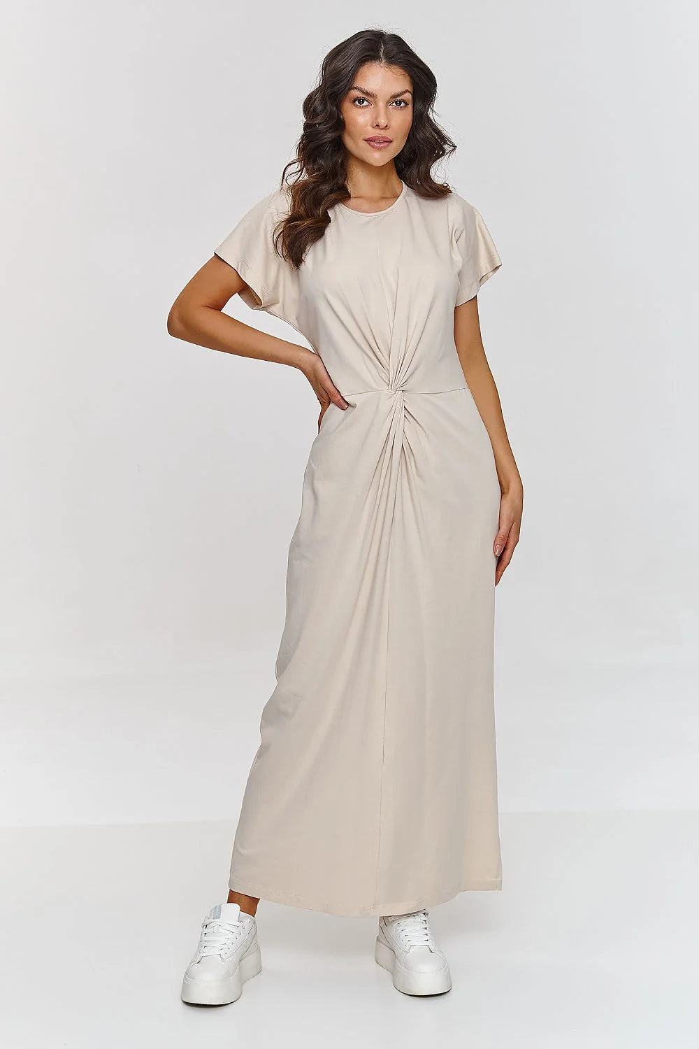 Robe de jour Makadamia beige longue manches courtes col rond nœud central silhouette linéaire femme
