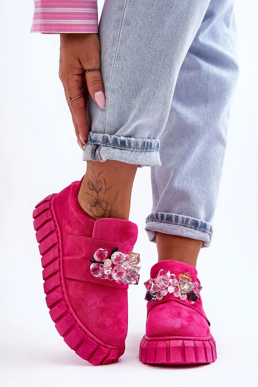 Chaussures de femmes design audacieux élégant confortable mocassin rose vif matériaux luxueux pierres synthétiques semelle épaisse durable adhérence idéales pour look audacieux
