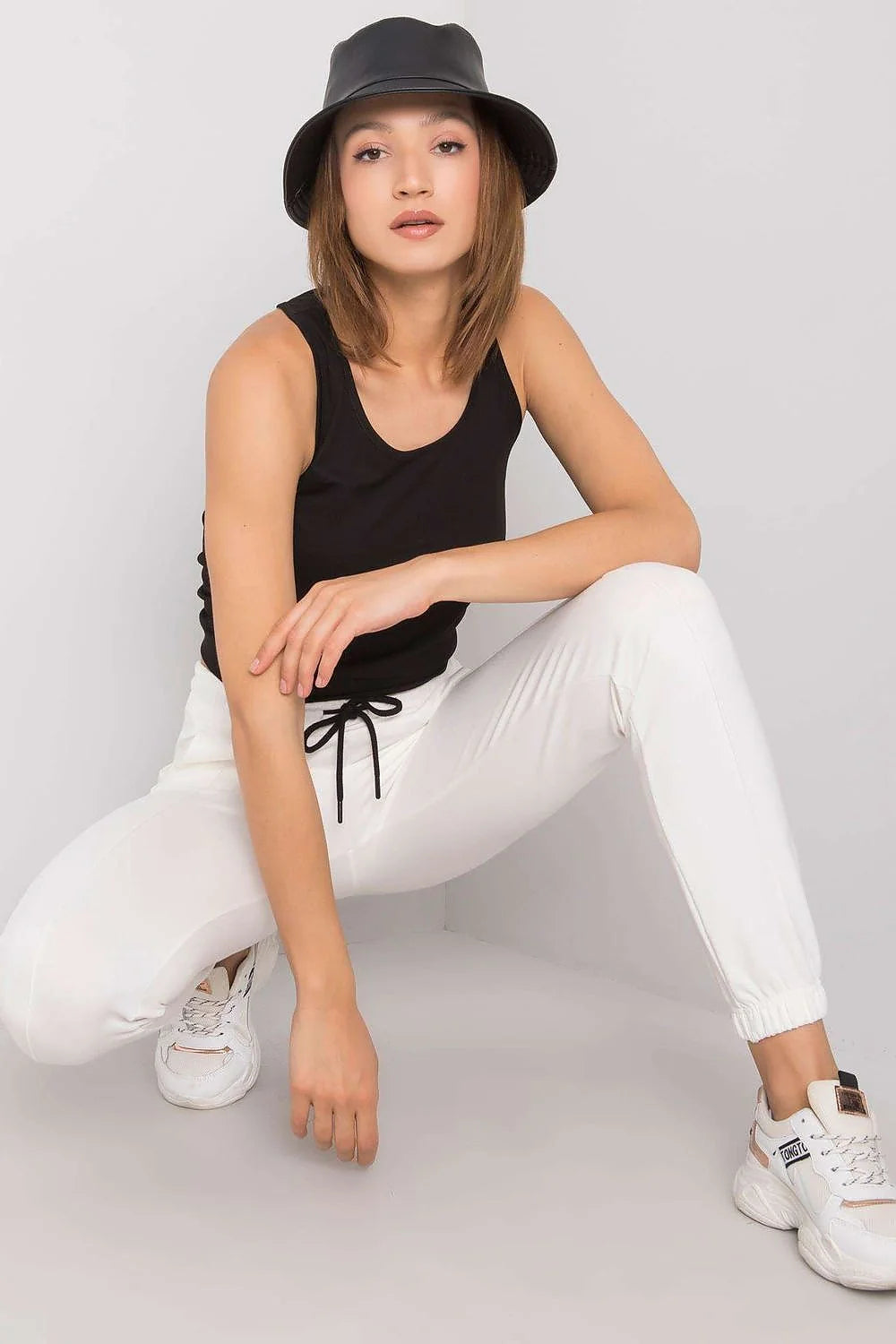 Ensemble femme moderne athleisure blanc t-shirt court pantalon jogger accessoires inclut chapeau et baskets