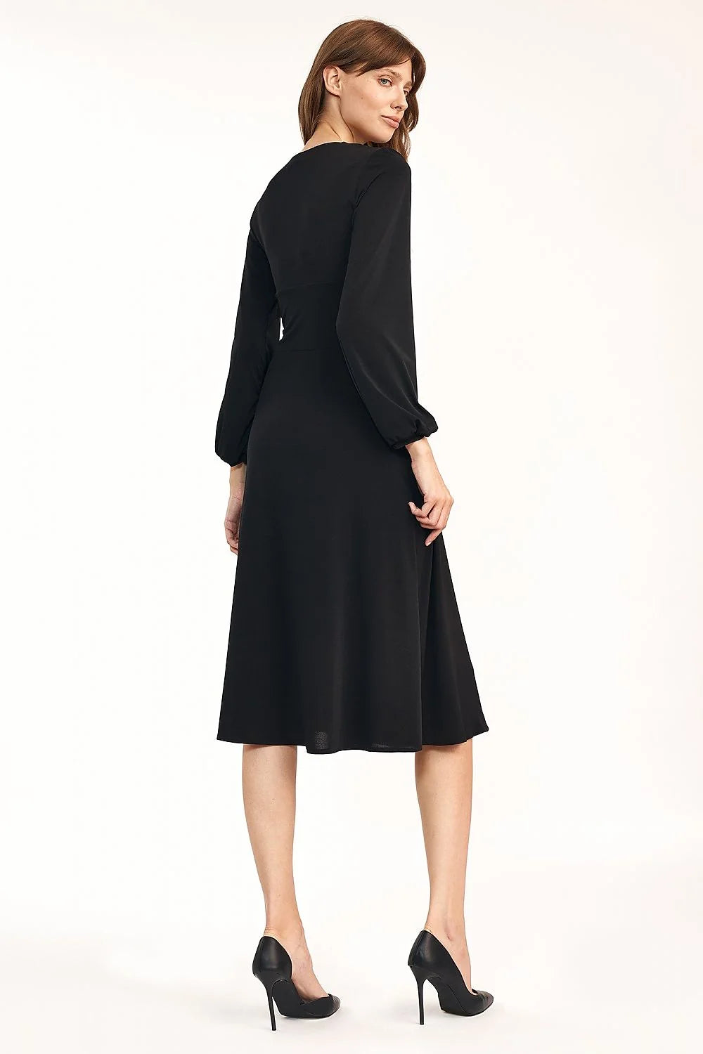 robe midi émeraude mate élégante manches longues bouffantes poignets froncés décolleté V taille empire ajustée ceinture marquée coupe évasée fluide