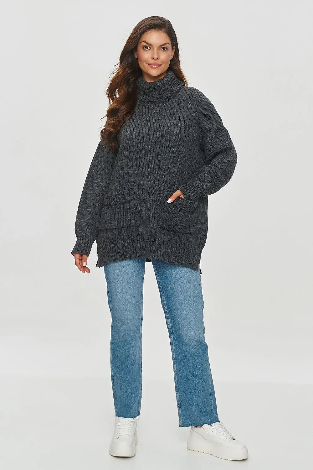 Pull-over ample pour femmes col roulé Makadamia matière douce couleur gris anthracite manches longues poches avant