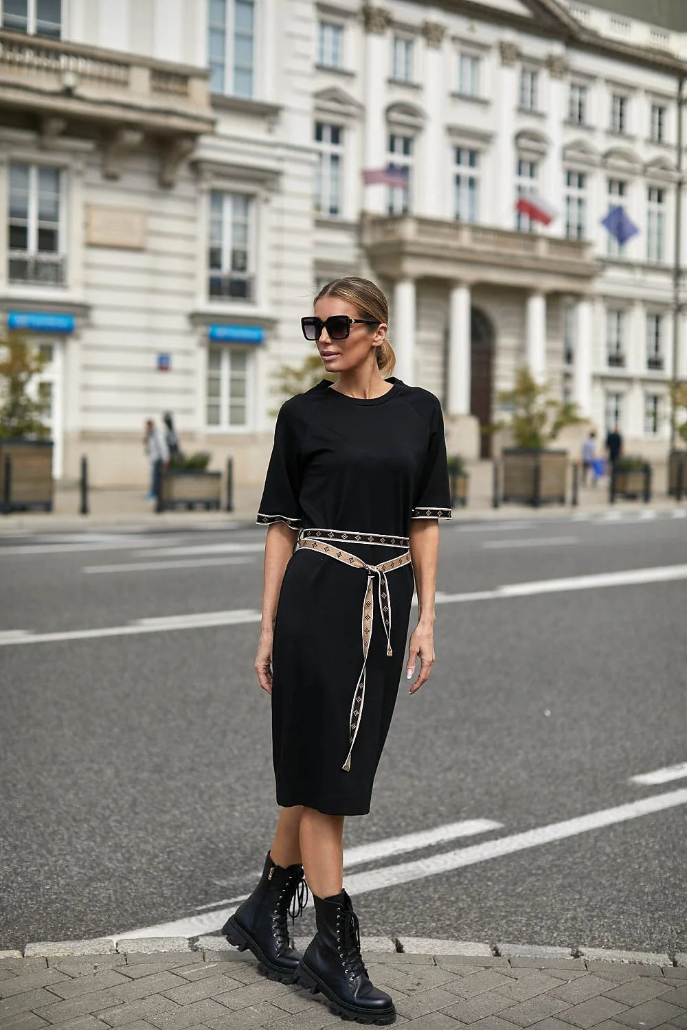 Robe de jour La Aurora, style moderne, coupe midi, manches courtes, ceinture ajustable, jersey stretch, confort femme, tailles 36-42