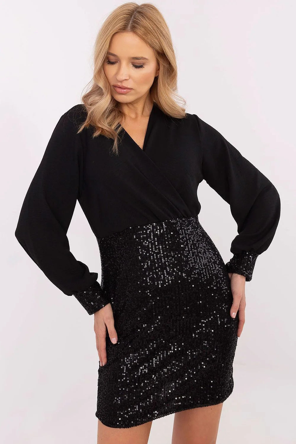 robe soirée noire cache coeur encolure V manches longues bouffantes tissu fluide taille marquée mini jupe crayon sequins scintillante ajustée